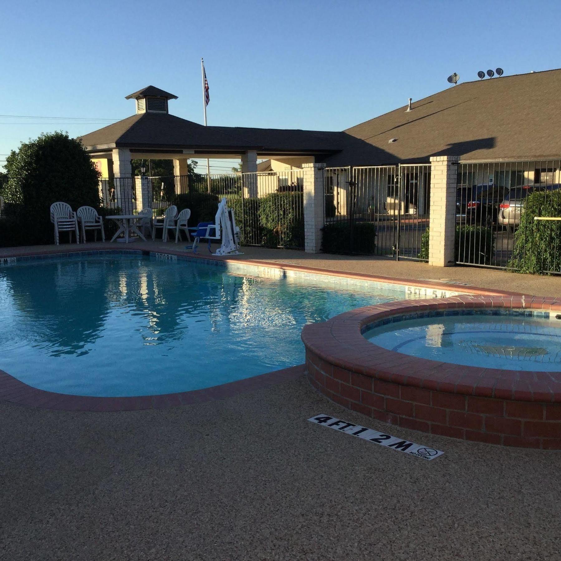 Super 8 By Wyndham Cleburne Motel Exterior foto